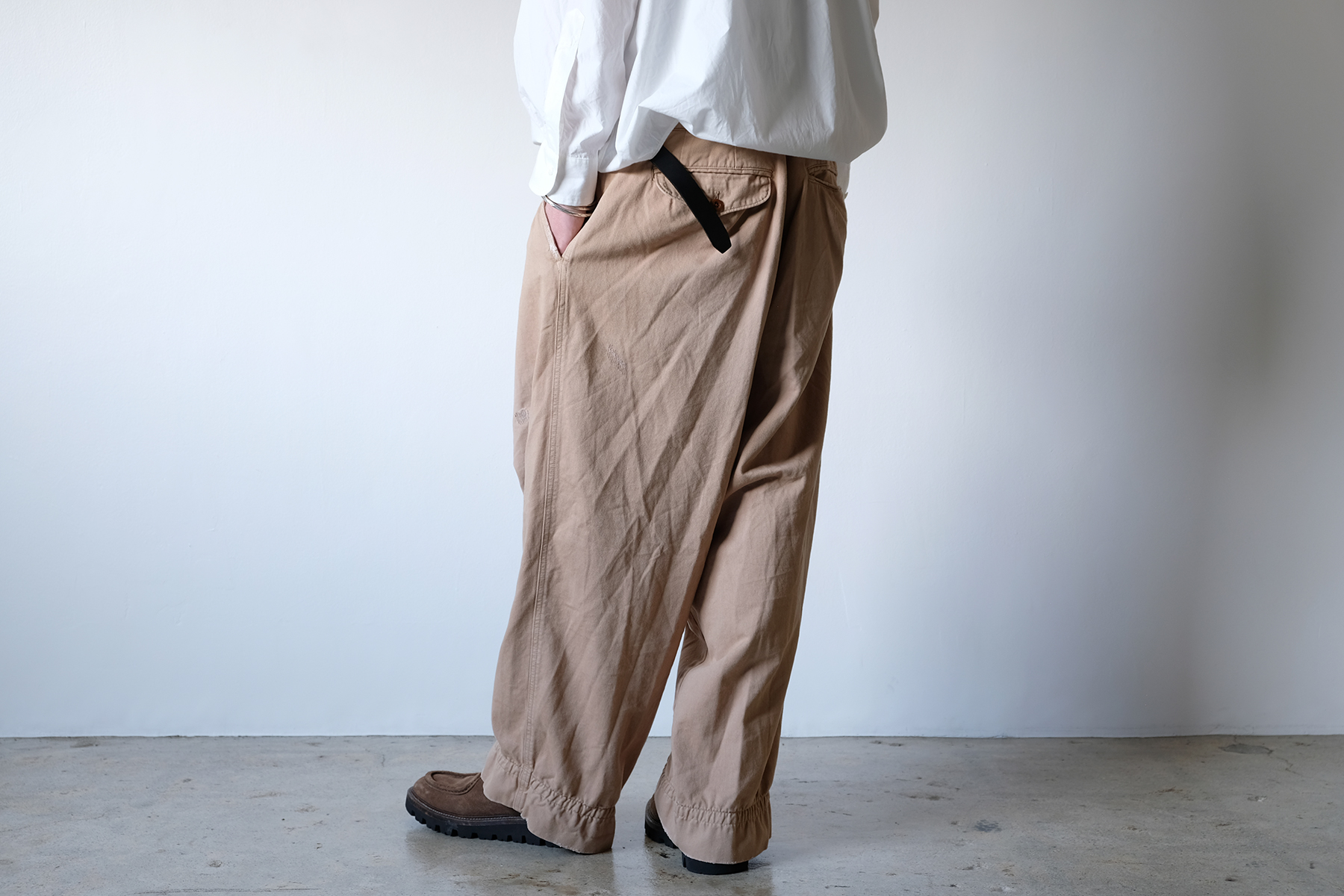 kolor DAMAGE WIDE PANTS - Silver and Gold