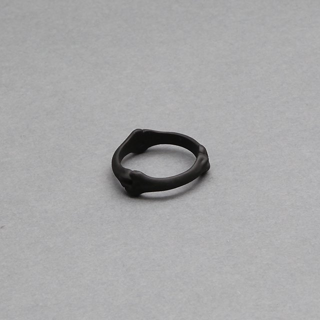 TAKAHIROMIYASHITATheSoloist. bone shaped band ring. #black [sa