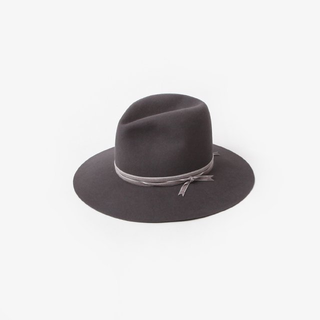 TAKAHIROMIYASHITATheSoloist.  nobled hat./velvet ribbon.  [sa.0014AW23]
