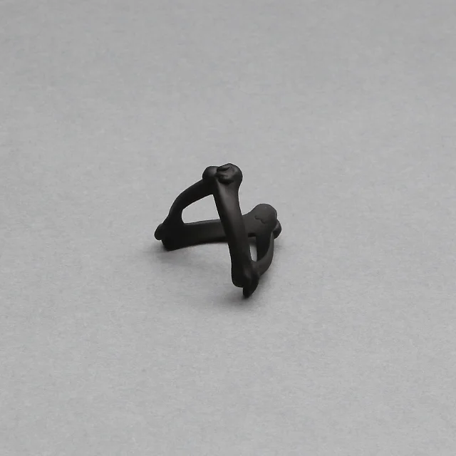 TheSoloist.  bone shaped victory ring. black [sa.0035SS23]