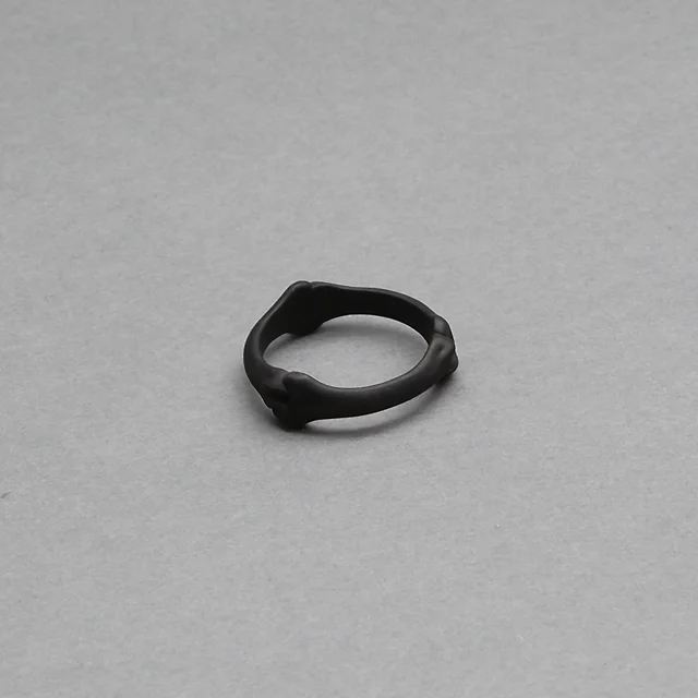 TheSoloist.  bone shaped band ring. black [sa.0034SS23]