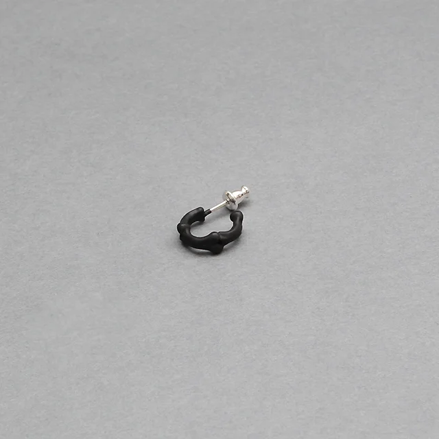 TheSoloist.  bone shaped earrings.-S-(9mm) black [sa.0031SS23]