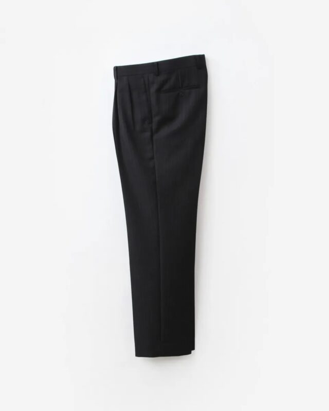 AURALEE BLUEFACED WOOL TWO-TUCK SLACKS CHARCOAL NAVY STRIPE [A25AP02BS]