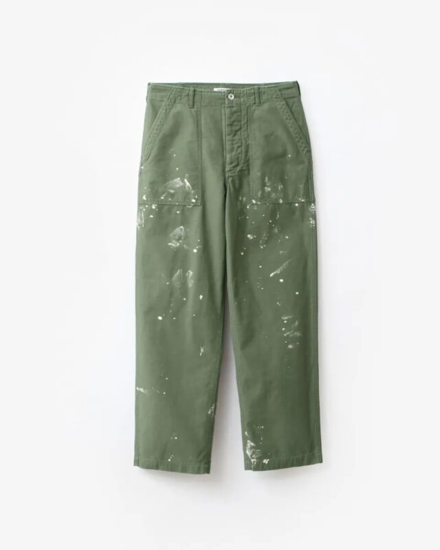 AURALEE WASHED BAGGY SATIN BLEACHED BAKER PANTS [A25AP01BP]