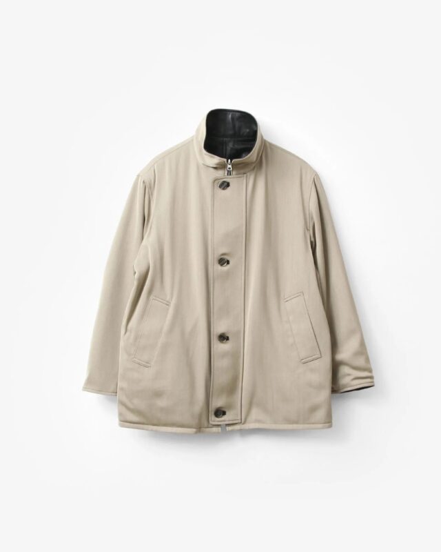 AURALEE REVERSIBLE WOOL TWISTED TWILL / SHEEP LEATHER HALF COAT [A26AC01AN]